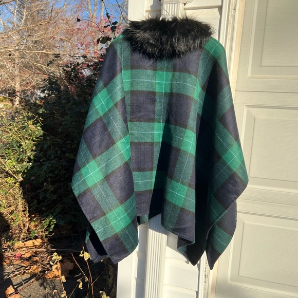 NWT Talbots Cozy Green Navy White Plaid Optional Faux Fur Collar Poncho - Picture 4 of 6